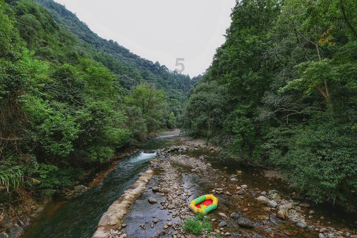 父亲去世后,江西孝子为父遗体塑金身,供在家中,无人敢上门做客